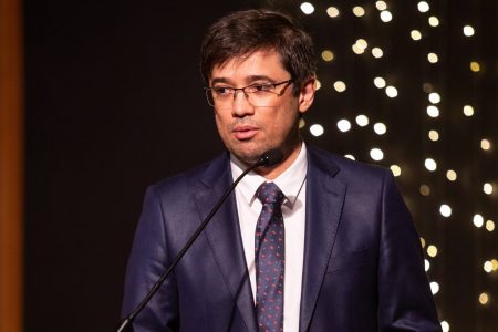 O novo diretor-geral da Polícia Federal, Márcio Nunes de Oliveira, discursando em evento. Ele fala ao microfone de terno - Metrópoles