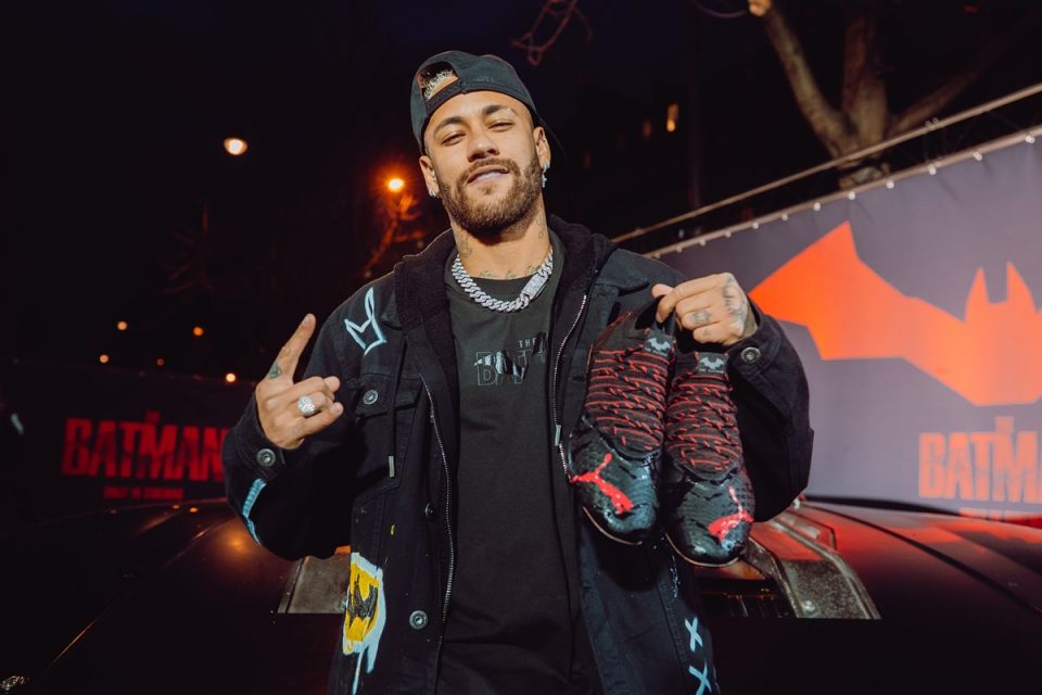 O jogador Neymar posa com uma chuteira especial criada entre ele, a Puma e o filme Batman