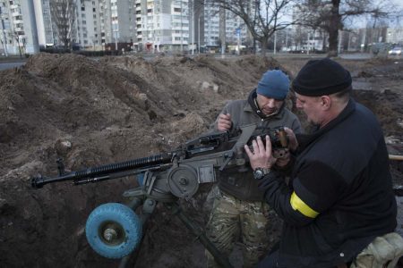 Membros da resistência ucraniana manuseiam armas se preparando para a ofensiva contra russos - Metrópoles
