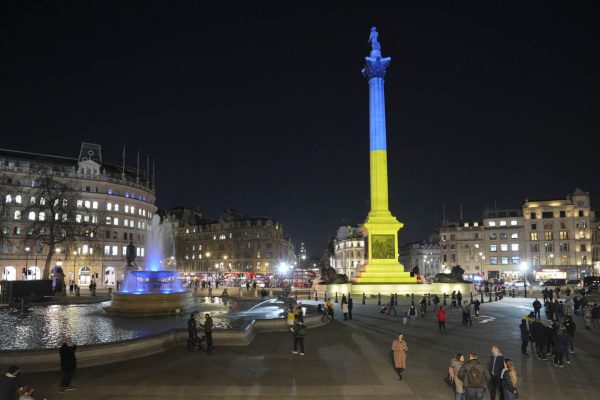 Coluna de Nelson, em Londres, com as cores da bandeira da Ucrânia - 25022022
