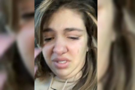 Mulher de jogador brasileiro chora ao escapar de Kiev
