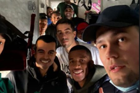 Jogadores brasileiros deixam Kiev de trem