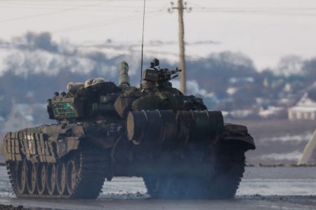 Um veículo militar russo é visto perto da vila de Oktyabrsky, região de Belgorod, perto da fronteira russo-ucraniana. No início de 24 de fevereiro, o presidente da Rússia, Putin, anunciou sua decisão de lançar uma operação militar especial depois de considerar os pedidos dos líderes da República Popular de Donetsk e da República Popular de Lugansk