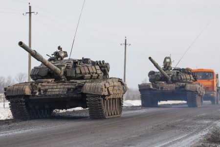 REGIÃO DE BELGOROD, RÚSSIA - 26 DE FEVEREIRO DE 2022: Uma coluna de veículos militares russos é vista perto da vila de Oktyabrsky, região de Belgorod, perto da fronteira russo-ucraniana. No início de 24 de fevereiro, o presidente da Rússia, Putin, anunciou sua decisão de lançar uma operação militar especial depois de considerar os pedidos dos líderes da República Popular de Donetsk e da República Popular de Lugansk