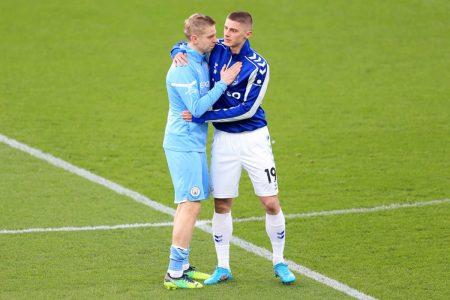 Jogadores ucranianos se abraçam antes de partida da Premier League