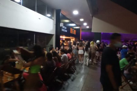 Pessoas em mesa de bar à noite