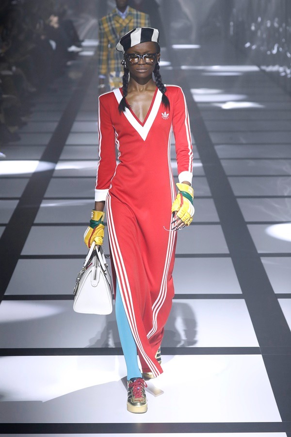 Na imagem, modelo desfila com peça da parceria entre a Gucci e Adidas