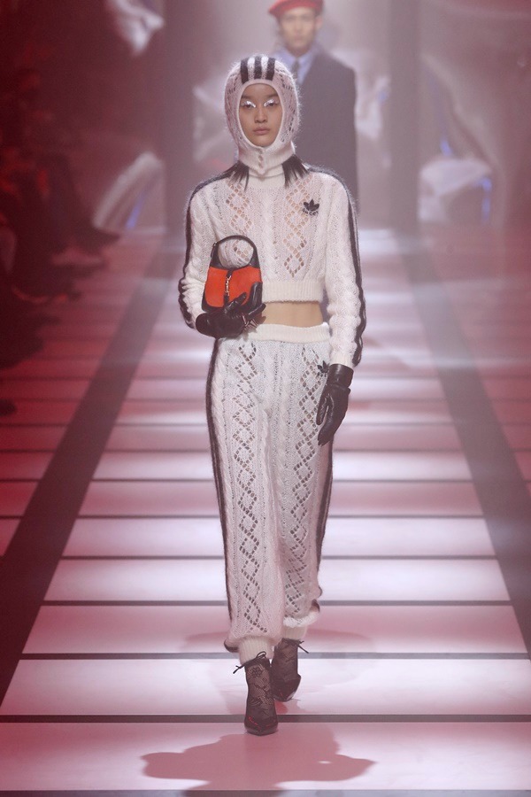 Na imagem, modelo desfila com peça da parceria entre a Gucci e Adidas