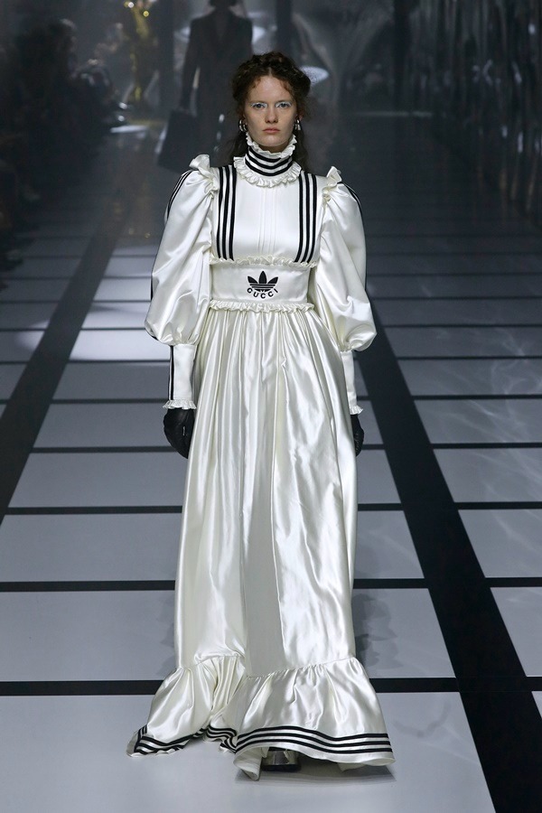 Na imagem, modelo desfila com peça da parceria entre a Gucci e Adidas