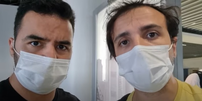 Arthur do Val, o Mamãe Falei, e Renan Santos, do MBL, estão a caminho da Ucrânia. Ambos olham para a câmera e usam máscara - Metrópoles