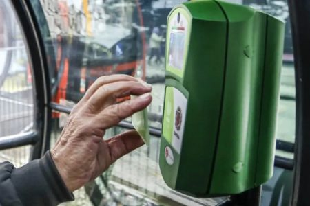 pessoa passando o cartão de ônibus