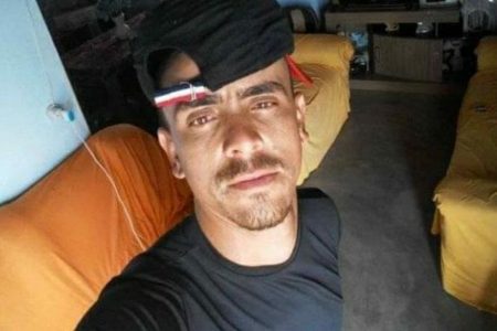 homem que foi morto posa para selfie