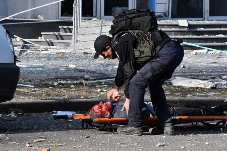 Homem ferido após ataque russo em Nikolaev, Ucrânia - Metrópoles