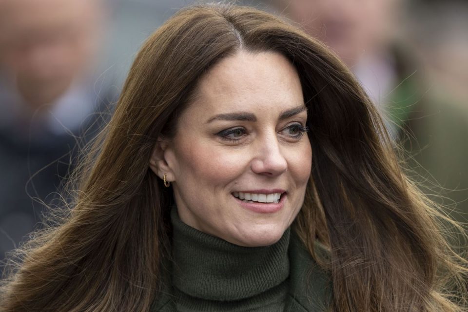 Rosto de mulher com cabelo ao vento