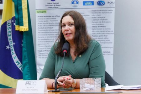 deputada bia kicis usa camisa verde e fala em microfone