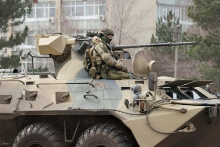 Blindado militar russo na Crimeia durante guerra da Ucrânia - Metrópoles