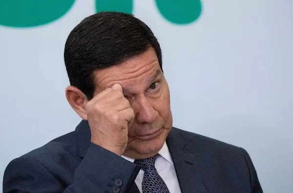 Hamilton Mourão, atual vice-presidente do Brasil. Ele veste terno e gravata e tem cabelos escuros – Metrópoles