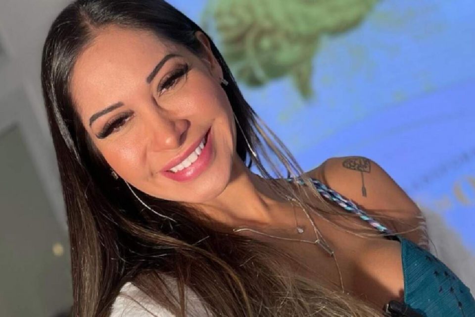 Maíra Cardi posa para foto com vestido bege-Metrópoles