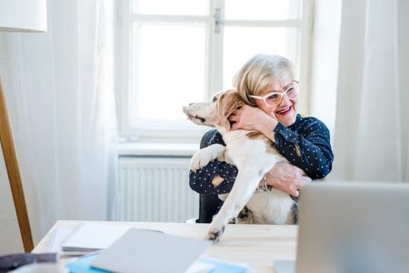 Animal de estimação: Idosa com animal cachorro