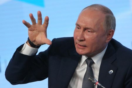 Presidente da Rússia, Vladimir Putin, faz gesto enquanto fala em evento - Metrópoles