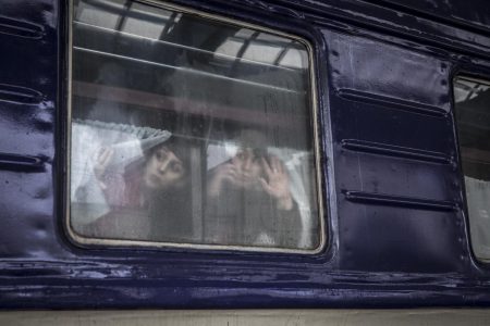 Moradores da Ucrânia esperam para partir para Lviv de trem no 7º dia desde o início dos ataques russos em larga escala no país - Metrópoles