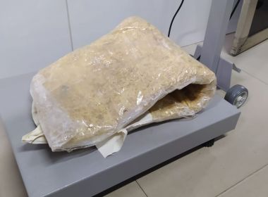 Mulher é presa com cinta de cocaína amarrada ao corpo