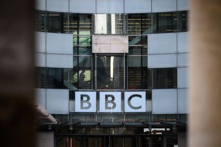 Fachada da rede de comunicação inglesa BBC, que suspendeu trabalhos na sucursal russa - Metrópoles