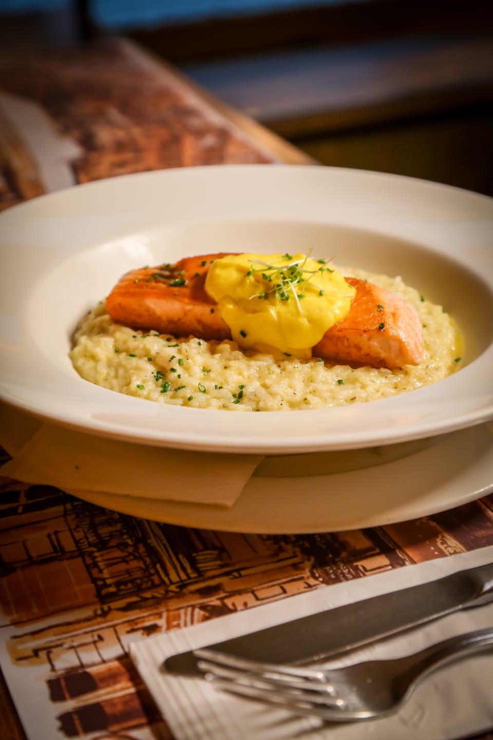 Paulo ricardo, risoto de palmito com salmão grelhado e molho hollandaise do Paris 6