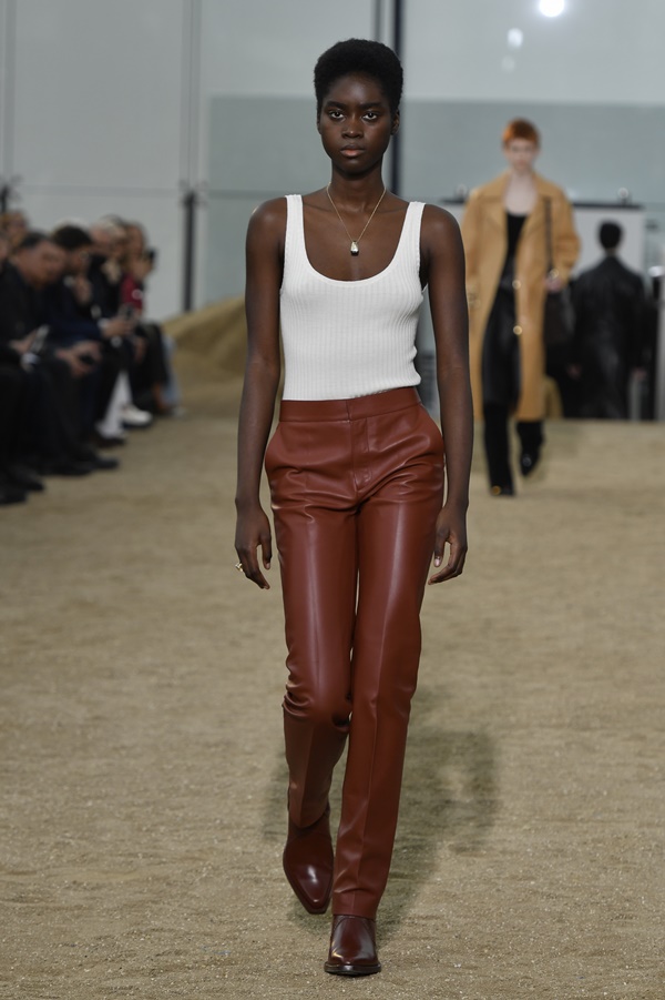 Na imagem com cor, modelo desfila com blusa regata da branca da coleção da Chloé