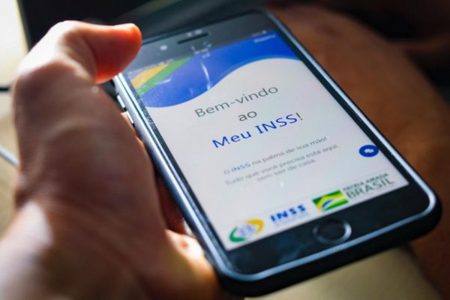 homem segurando celular