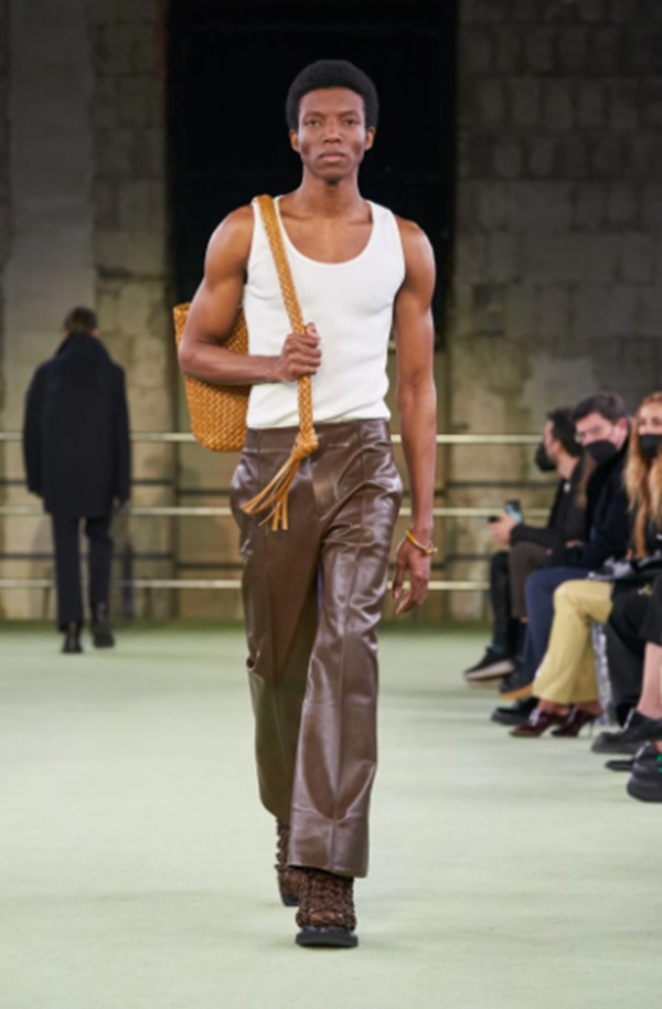 Na imagem com cor, modelo desfila com blusa regata branca da nova coleção de Bottega Veneta