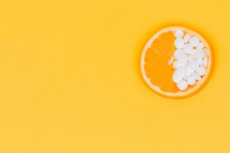 Imagem colorida de laranja com comprimidos