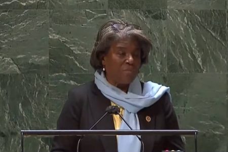 Em discurso na ONU, embaixadora dos Estados Unidos, Linda Thomas-Greenfield, rechaça bombardeio russo em usina na Ucrânia. Ela fala ao microfone, tem pele escura e cabelo chanel - Metrópoles