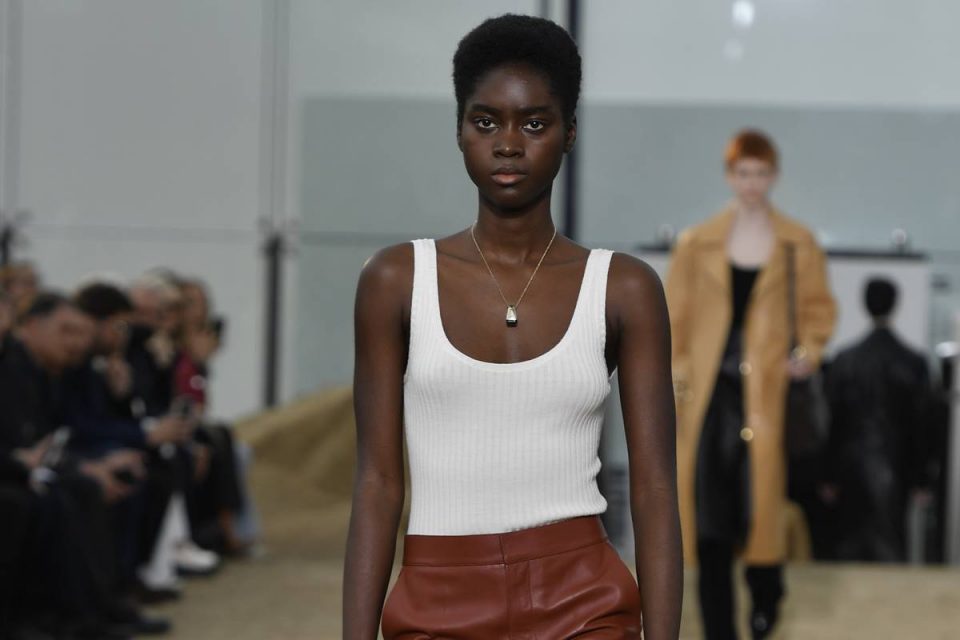 Na imagem com cor, modelo desfila com blusa regata branca da nova coleção de Chloé