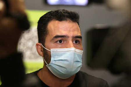 O deputado estadual paulista Arthur do Val (Podemos), conhecido como Mamãe, Falei, durante desembarque no Aeroporto de Guarulhos