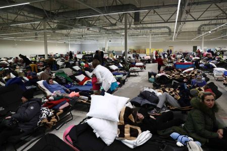 Abrigo temporário para pessoas que fogem da Ucrânia organizado no antigo supermercado em Przemysl, Polônia, em 5 de março de 2022. Milhares de refugiados cruzam a fronteira ucraniana-polonesa após a invasão russa