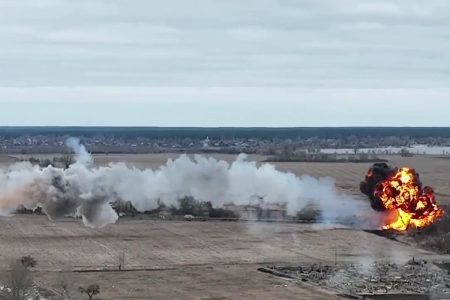 Forças ucranianas derrubam um ataque russo helicóptero enquanto os ataques russos continuam na Ucrânia em 05 de março de 2022