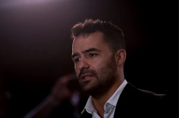O deputado Arthur do Val, o Mamãe Falei. Ele tem cabelos pretos, barba e usa roupa escura- Metrópoles