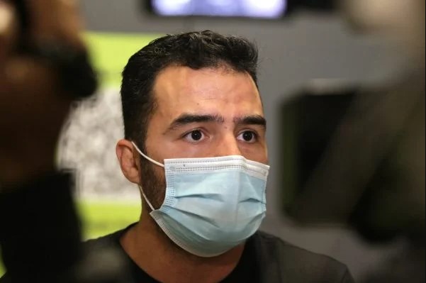 O deputado Arthur do Val, o Mamãe Falei. Ele tem cabelos pretos, barba e usa roupa escura- Metrópoles