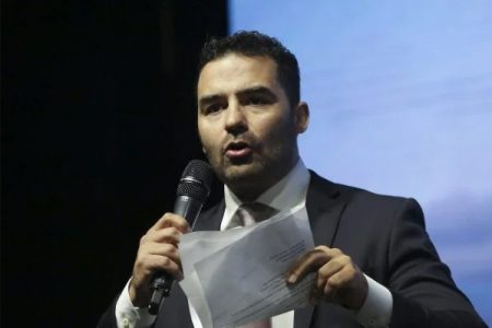 O deputado Arthur do Val, o Mamãe Falei. Ele tem cabelos pretos, barba e usa roupa escura- Metrópoles