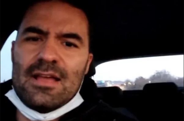 O deputado Arthur do Val, o Mamãe Falei. Ele tem cabelos pretos, barba e usa máscara branca- Metrópoles