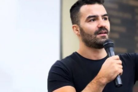 O deputado Arthur do Val, o Mamãe Falei. Ele tem cabelos pretos, barba e usa roupa escura- Metrópoles
