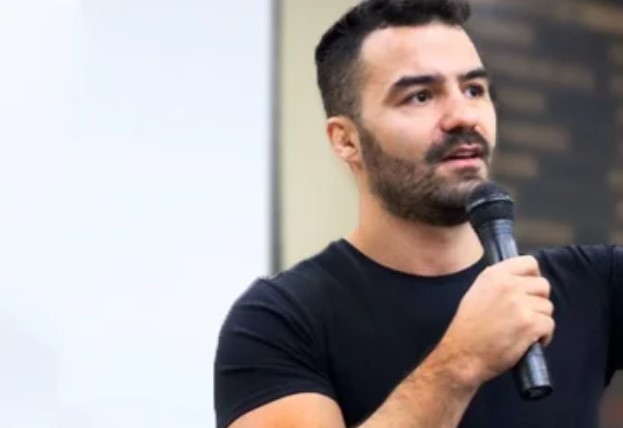 O deputado Arthur do Val, o Mamãe Falei. Ele tem cabelos pretos, barba e usa roupa escura- Metrópoles