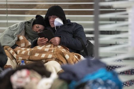 Pessoas no chão na principal estação de trem de Berlim na alemanha