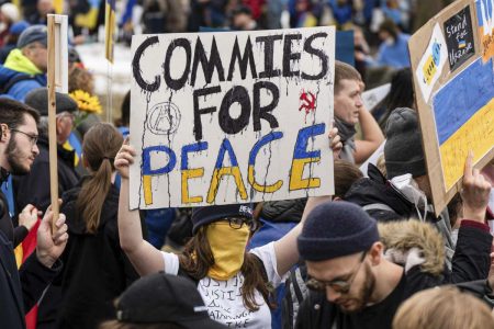 Em Boston, Estados Unidos, manifestantes protestam contra guerra na Ucrânia e invasão russa no país - Metrópoles