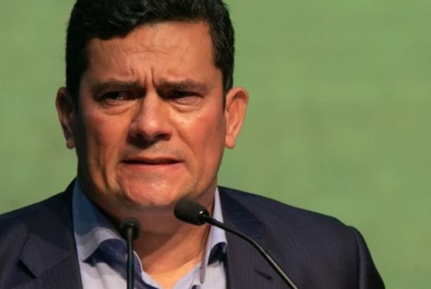 Sérgio Moro, ex-juiz e atual pré-candidato a Presidência da República. Ele usa terno escuro e camiseta branca- Metopoles