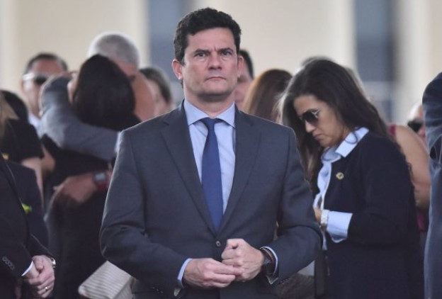 Sérgio Moro, ex-juiz e atual pré-candidato a Presidência da República. Ele usa terno escuro e camiseta branca- Metopoles