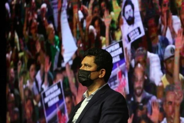 Sérgio Moro, ex-juiz e atual pré-candidato a Presidência da República. Ele usa terno escuro e camiseta branca- Metopoles