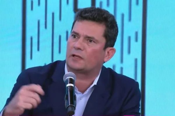 Sérgio Moro, ex-juiz e atual pré-candidato a Presidência da República. Ele usa terno escuro e camiseta branca- Metopoles