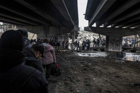Civis fogem da cidade de Irpin, na Ucrânia, destruída após a invasão russa, ajudados por soldados e policiais - Metrópoles